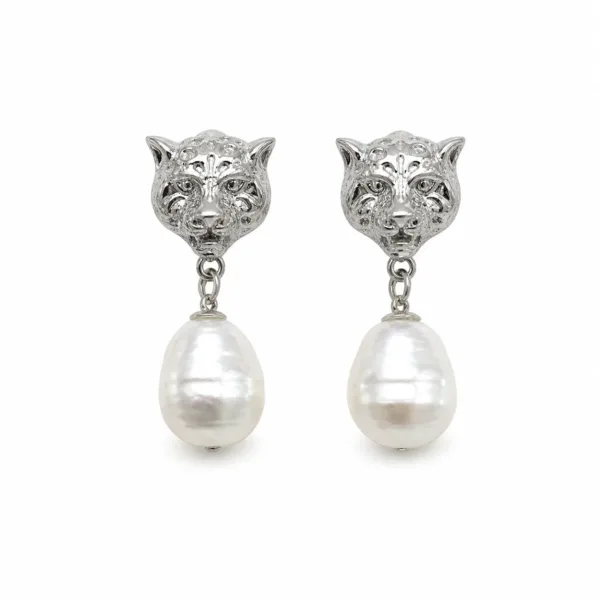 Brincos prateados com cabeças felinas e pérolas em fundo branco