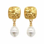 Brincos dourados martelados com pérolas em fundo branco