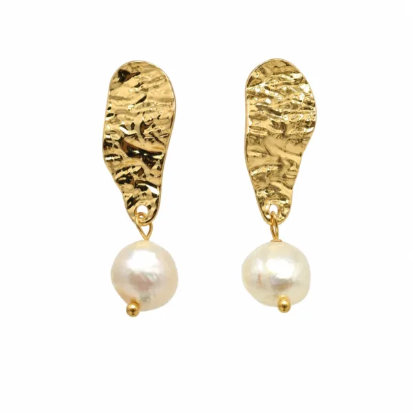 Brincos dourados martelados assimétricos com pérolas em fundo branco Brincos dourados martelados assimétricos com pérolas em fundo branco