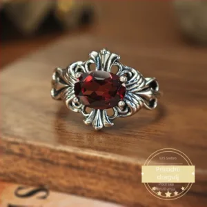 Anel de bijuteria com design moderno