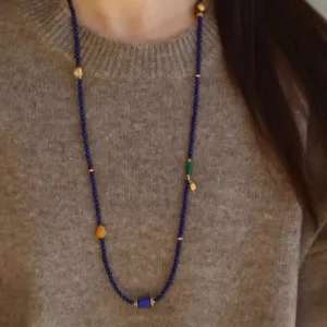 Colar de bijuteria com acabamento elegante