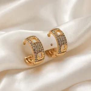 Brincos de argola dourados rosa com pavé e detalhes vazados