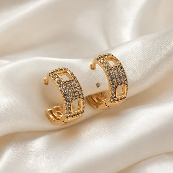 Brincos de argola dourados rosa com pavé e detalhes vazados