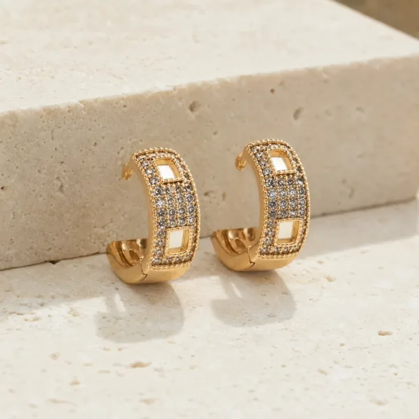 Brincos de argola dourados rosa com pavé e detalhes vazados