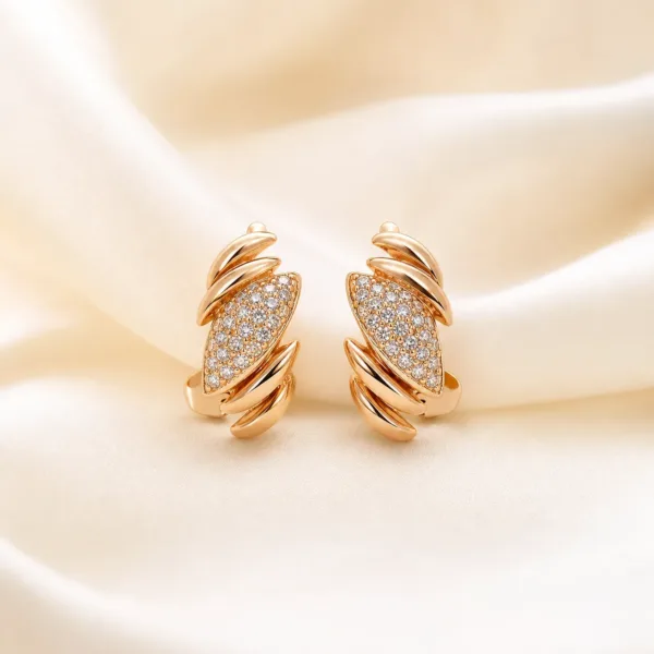 Brincos dourados rosa com folha pavé e aros cruzados