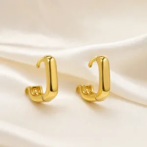 Brincos de argola dourados em J minimalistas