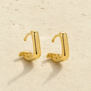 Brincos de argola dourados em J minimalistas
