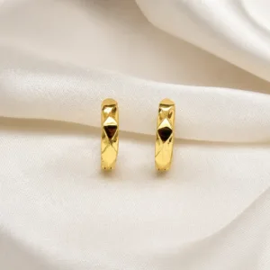 Brincos fashion de argola dourados com facetas triangulares