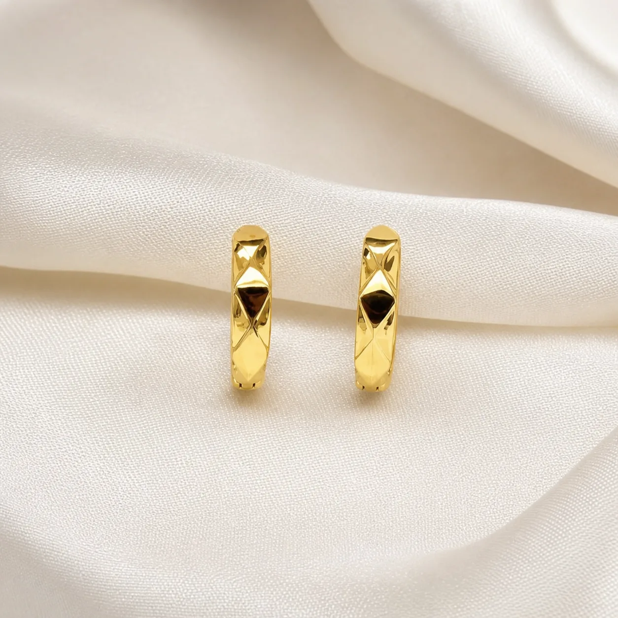 Brincos fashion de argola dourados com facetas triangulares