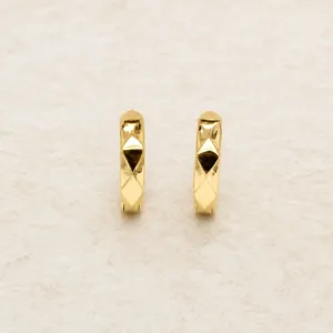 Brincos fashion de argola dourados com facetas triangulares