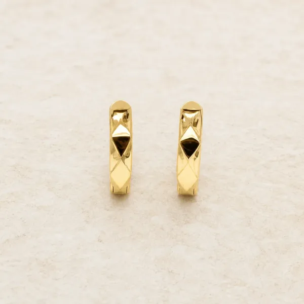 Brincos fashion de argola dourados com facetas triangulares