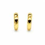 Brincos fashion de argola dourados com facetas triangulares