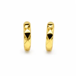 Brincos fashion de argola dourados com facetas triangulares