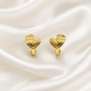 Brincos fashion dourados coração com linhas orgânicas