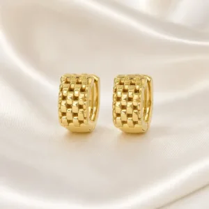 Brincos fashion de argola dourados com textura entrelaçada