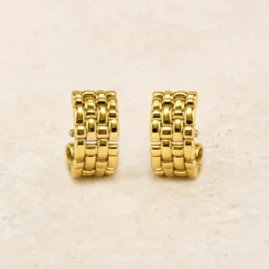 Brincos fashion de argola dourados com textura entrelaçada