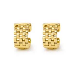 Brincos fashion de argola dourados com textura entrelaçada