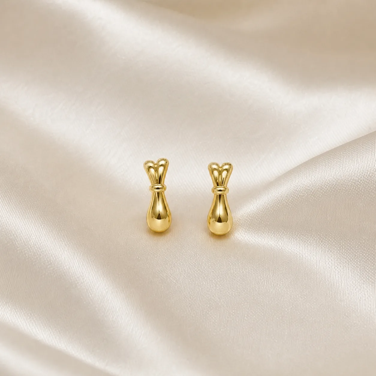 Brincos fashion dourados laço com gota polida