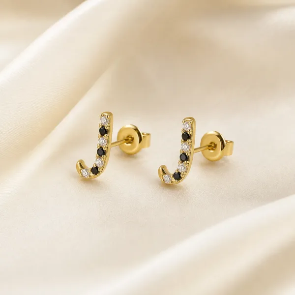 Brincos dourados curvos com cristais pretos e transparentes