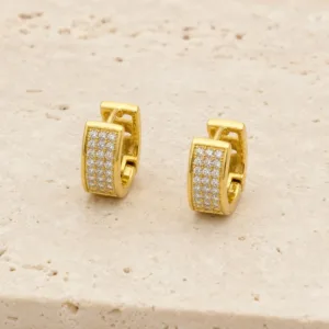 Brincos dourados retangulares com pavé de cristais