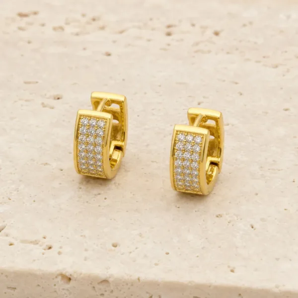 Brincos dourados retangulares com pavé de cristais