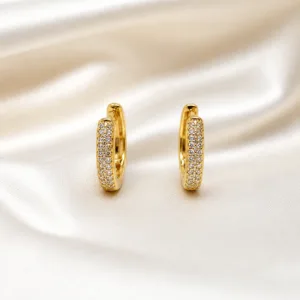 Brincos dourados ovais com pavé de cristais