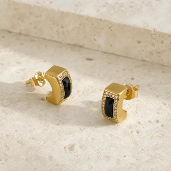 Brincos dourados com cristal preto retangular