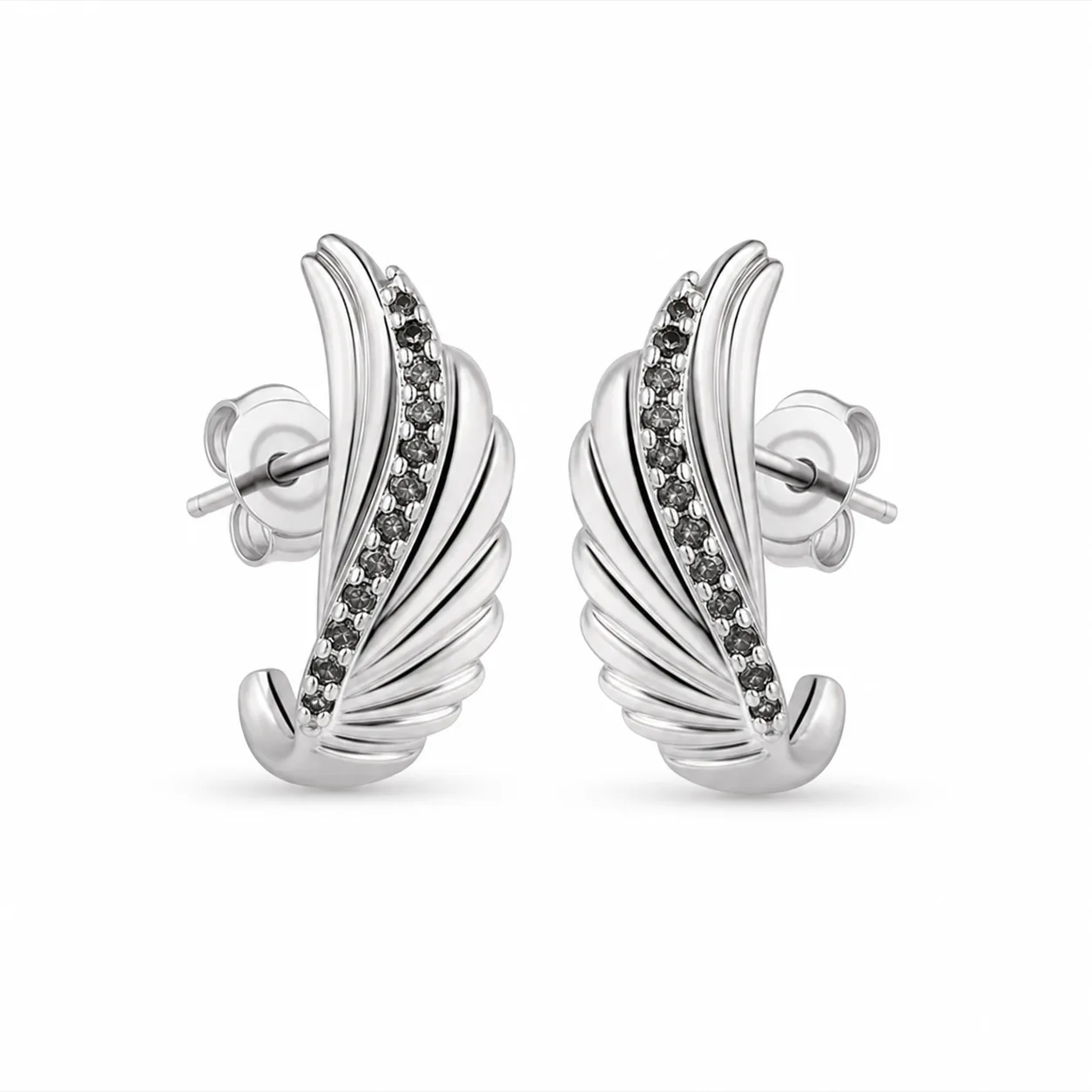 brincos prateados de moda em asa com cristais escuros em fundo branco, referência 85372-1