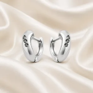 brincos prateados de moda em argola curva com cristais em cetim marfim, referência 85372-2