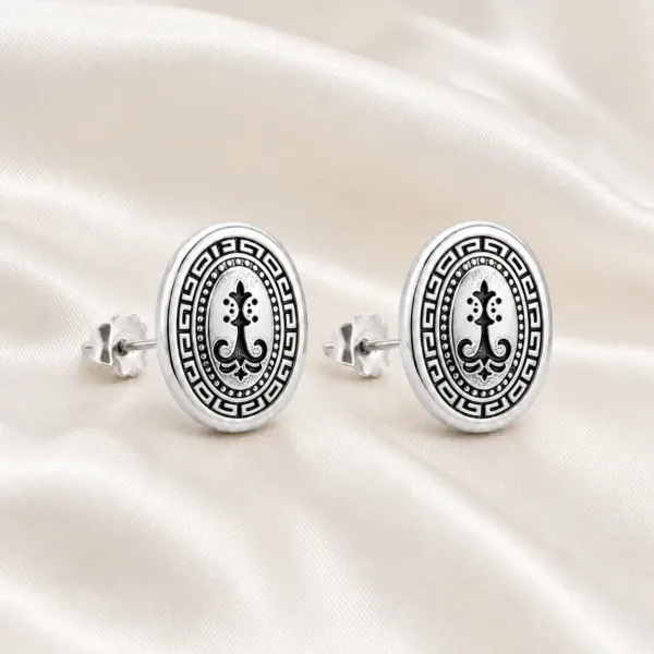 brincos prateados de moda em medalhão oval gravado em cetim marfim, referência 85372-3