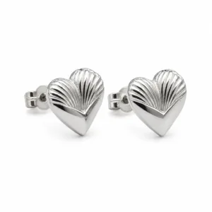brincos prateados de moda em coração canelado em fundo branco, referência 85372-4