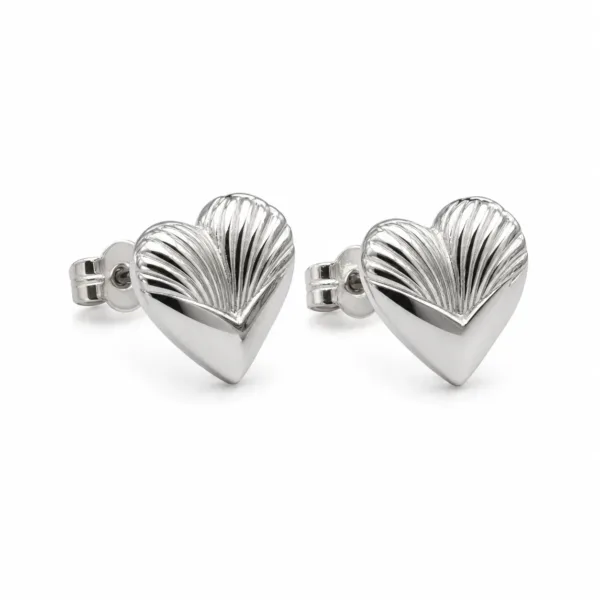 brincos prateados de moda em coração canelado em fundo branco, referência 85372-4