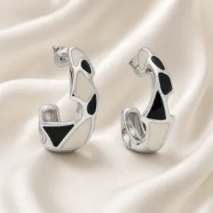 brincos prateados de moda com esmalte preto e marfim em cetim marfim, referência 85373-2