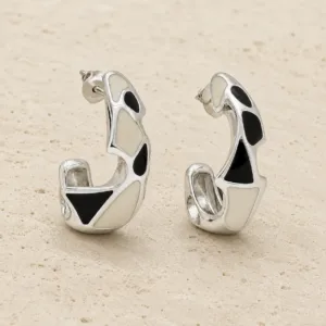 brincos prateados de moda com esmalte preto e marfim em pedra clara, referência 85373-2