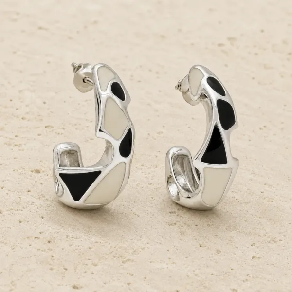 brincos prateados de moda com esmalte preto e marfim em pedra clara, referência 85373-2