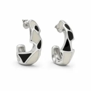 brincos prateados de moda com esmalte preto e marfim em fundo branco, referência 85373-2