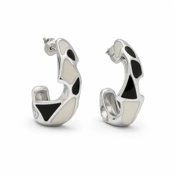 brincos prateados de moda com esmalte preto e marfim em fundo branco, referência 85373-2