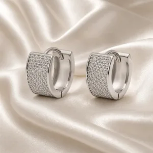 brincos prateados de moda em argola larga texturizada em cetim marfim, referência 85373-3