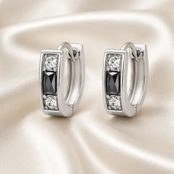 brincos prateados fashion geométricos preto e cristal em cetim marfim, referência 85374-15