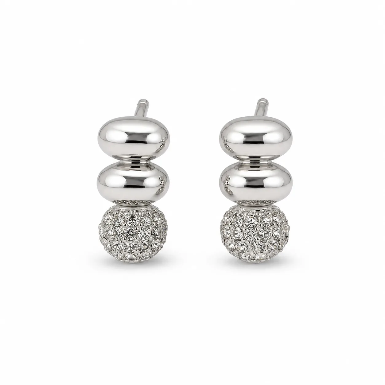 brincos prateados sofisticados com esferas e pavé em fundo branco, referência 85374-17