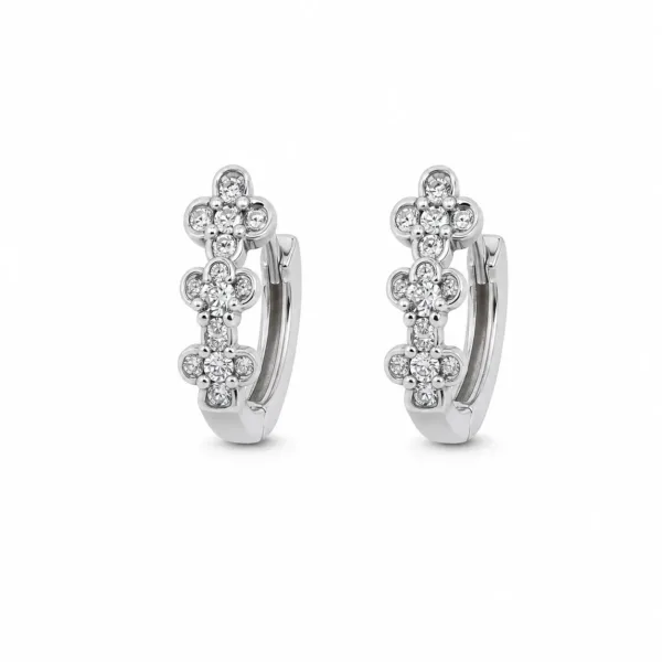 argolas prateadas com três flores de cristais em fundo branco, referência 85375-4