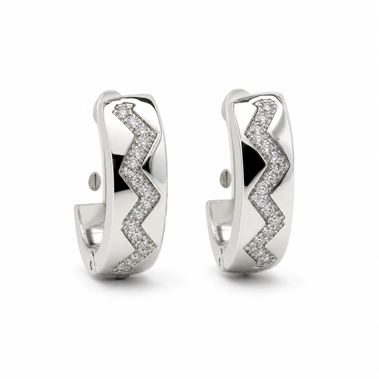 argolas prateadas sofisticadas com zigzag pav茅 e preto em fundo branco, refer锚ncia 85375-9