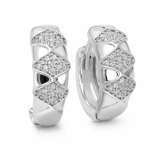 argolas prateadas com cristais e faixas entrela莽adas em fundo branco, refer锚ncia 85376-2