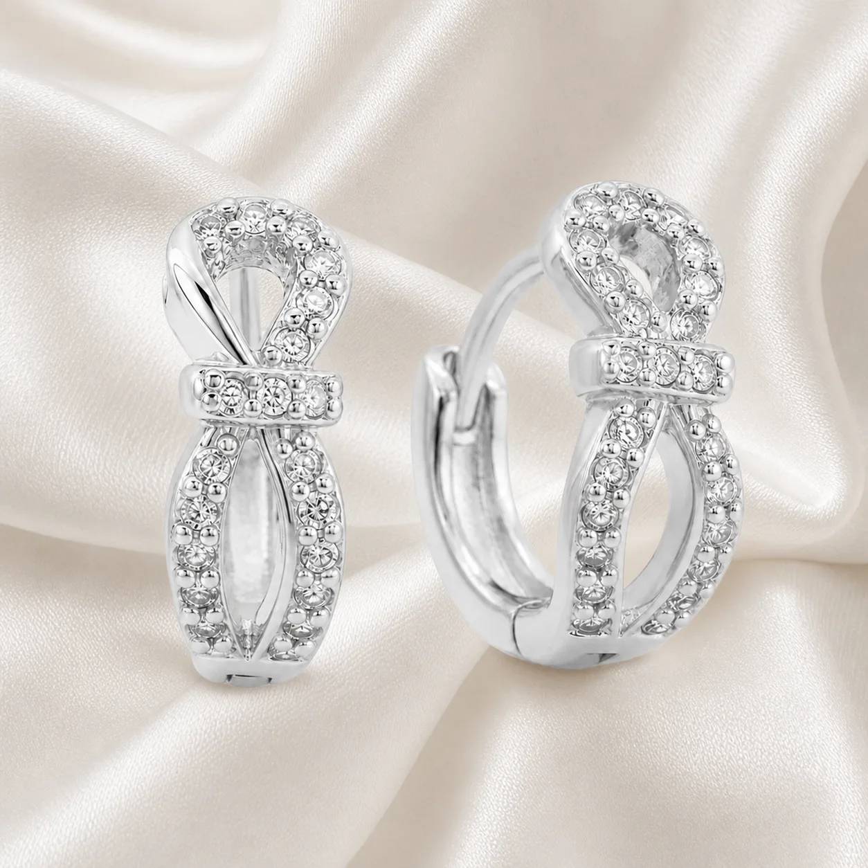 argolas prateadas elegantes com la莽o pav茅 em cetim marfim, refer锚ncia 85376-5