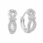 argolas prateadas elegantes com la莽o pav茅 em fundo branco, refer锚ncia 85376-5