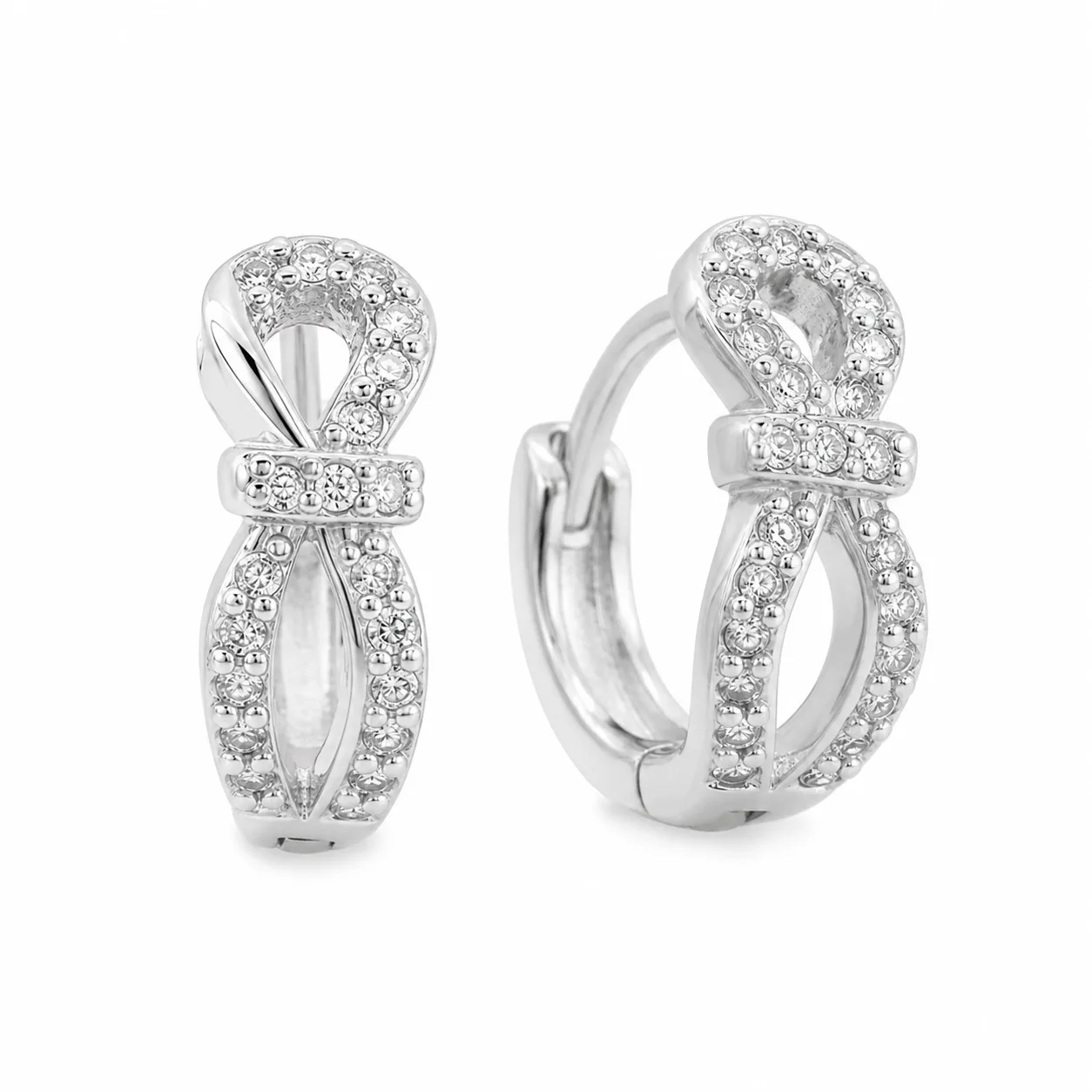 argolas prateadas elegantes com la莽o pav茅 em fundo branco, refer锚ncia 85376-5