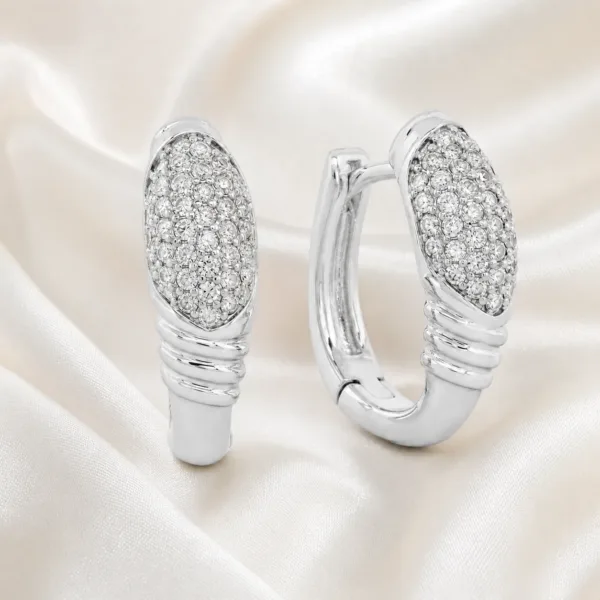argolas prateadas elegantes ovais com pav茅 e frisos em cetim marfim, refer锚ncia 85376-8
