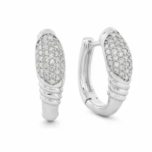 argolas prateadas elegantes ovais com pav茅 e frisos em fundo branco, refer锚ncia 85376-8