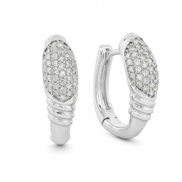 argolas prateadas elegantes ovais com pav茅 e frisos em fundo branco, refer锚ncia 85376-8