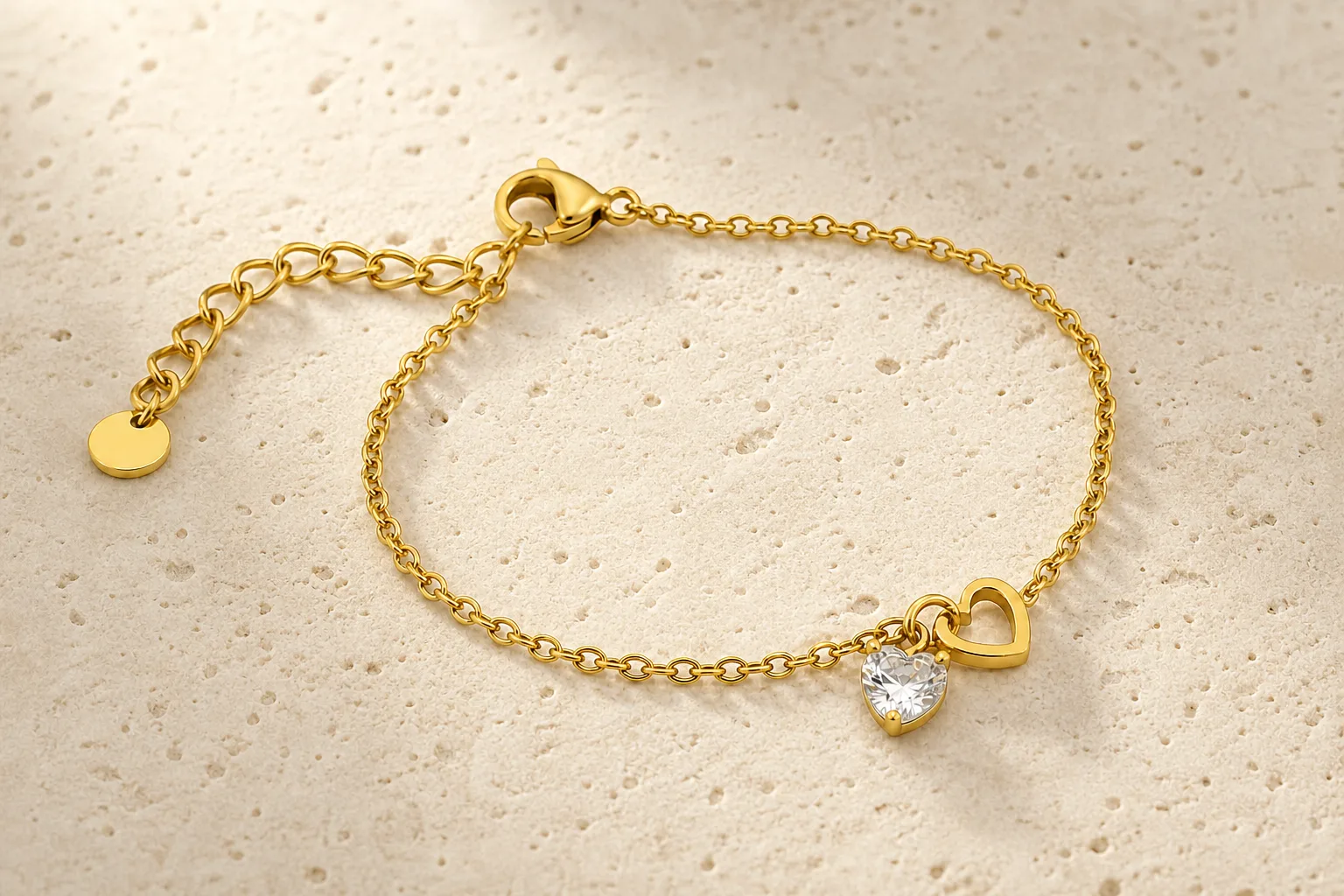 pulseira dourada com coração de cristal sobre pedra clara, referência 85383-3